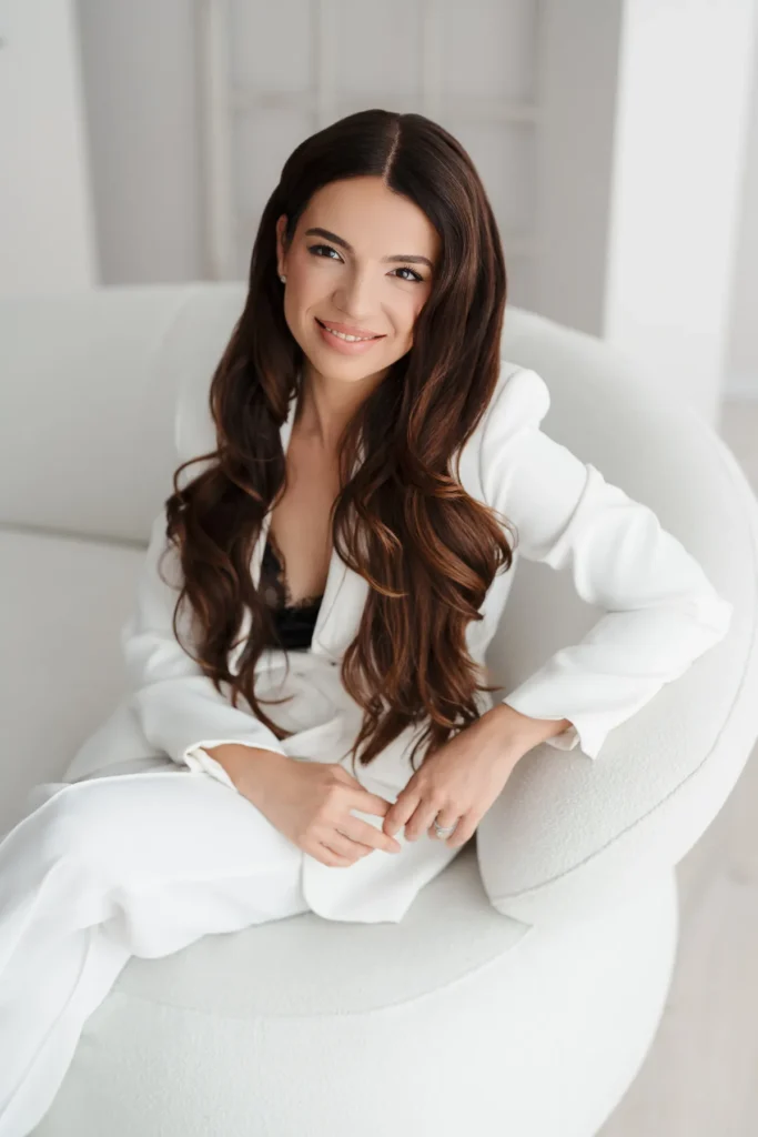 Dr. Clara Căpușan, dermatolog în Cluj — portret în costum alb